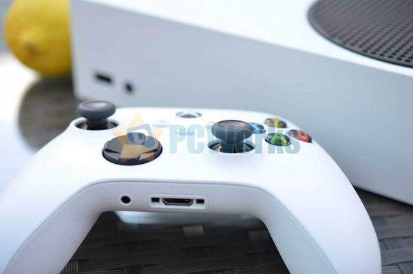 微软可能正计划为Xbox S系列推出一个外部磁盘驱动器插图