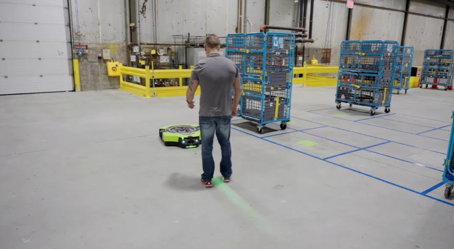 亚马逊推出其首款全自动移动仓库机器人